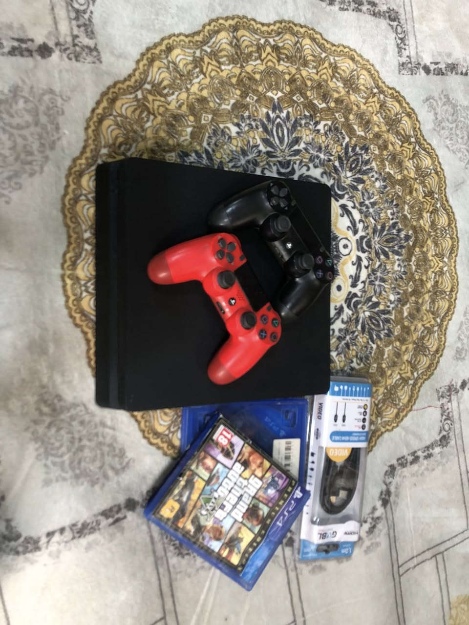 سلام عليكم
بلي فور للبيع
بلي كلش نضيييف ما مفتوح 
يجي ويا لعبتي GTA5 god of war 
وا يدتين وحدة حمرة ولثانية سودة 
او كيبل HDجديد او شحاحنة للبلي او واير البور نضام 13.2 الجهاز نضيف 
المكان كربلاء حي القدس الرقم *********** السعر 300 او بي مجال او مراوس بدراجة.
