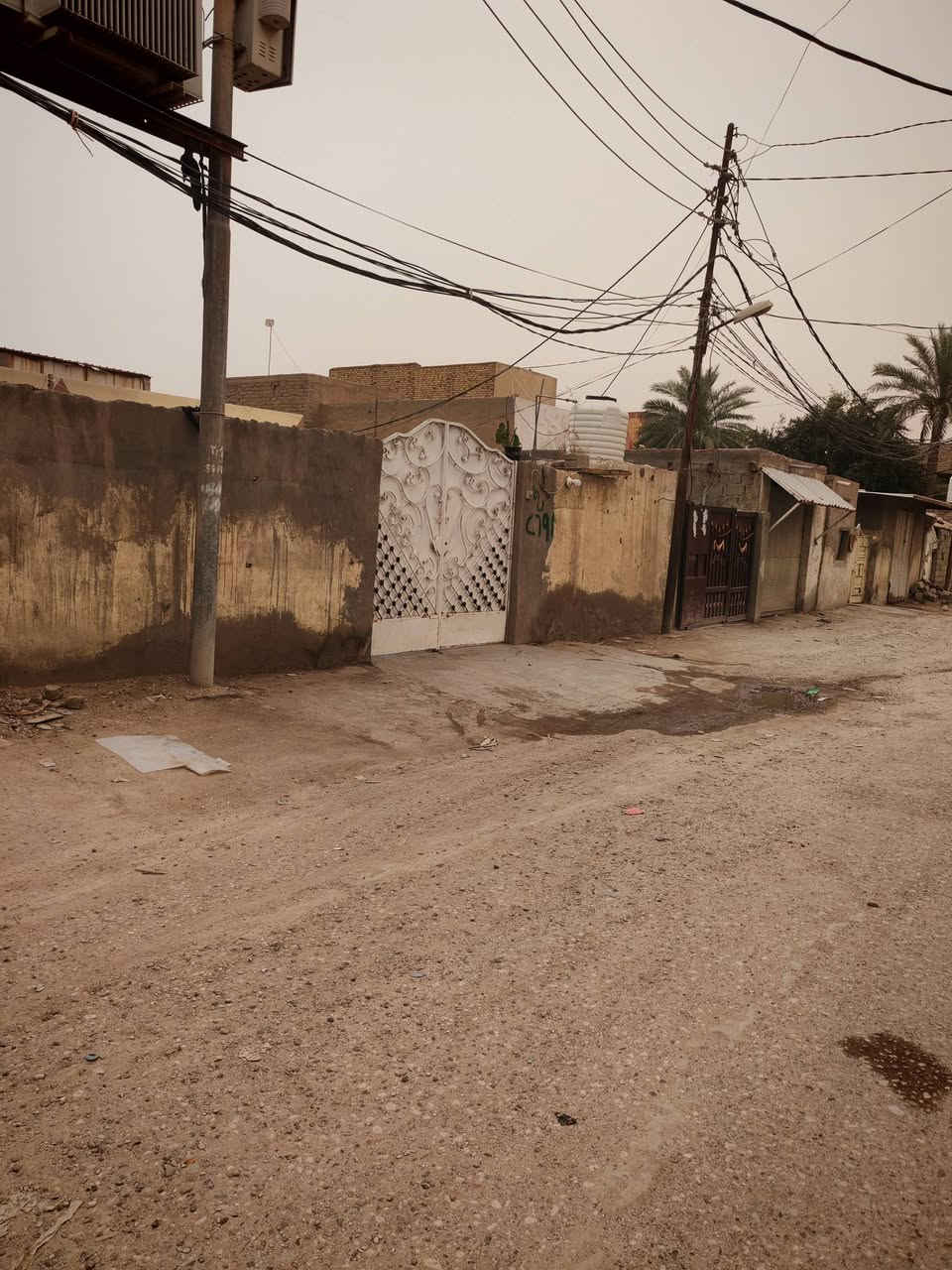 بيت مساحته 512طابو زراعي صرف العنوان كريطعه قرب اسواق ايوب شارع تجاري بربط بين اربع شوارع
ويربط بل الجسر الجديد جسر الكولا
حاليا بيه بيتين متكون من اربع غرف كلهن
مع حديقه كامله
البيت بناء قديم سكني
مأجر حاليا ب500 كل بيت250

استفسار اكثر الاتصال بل رقم
مكتب وعقارات الوارث
***********
