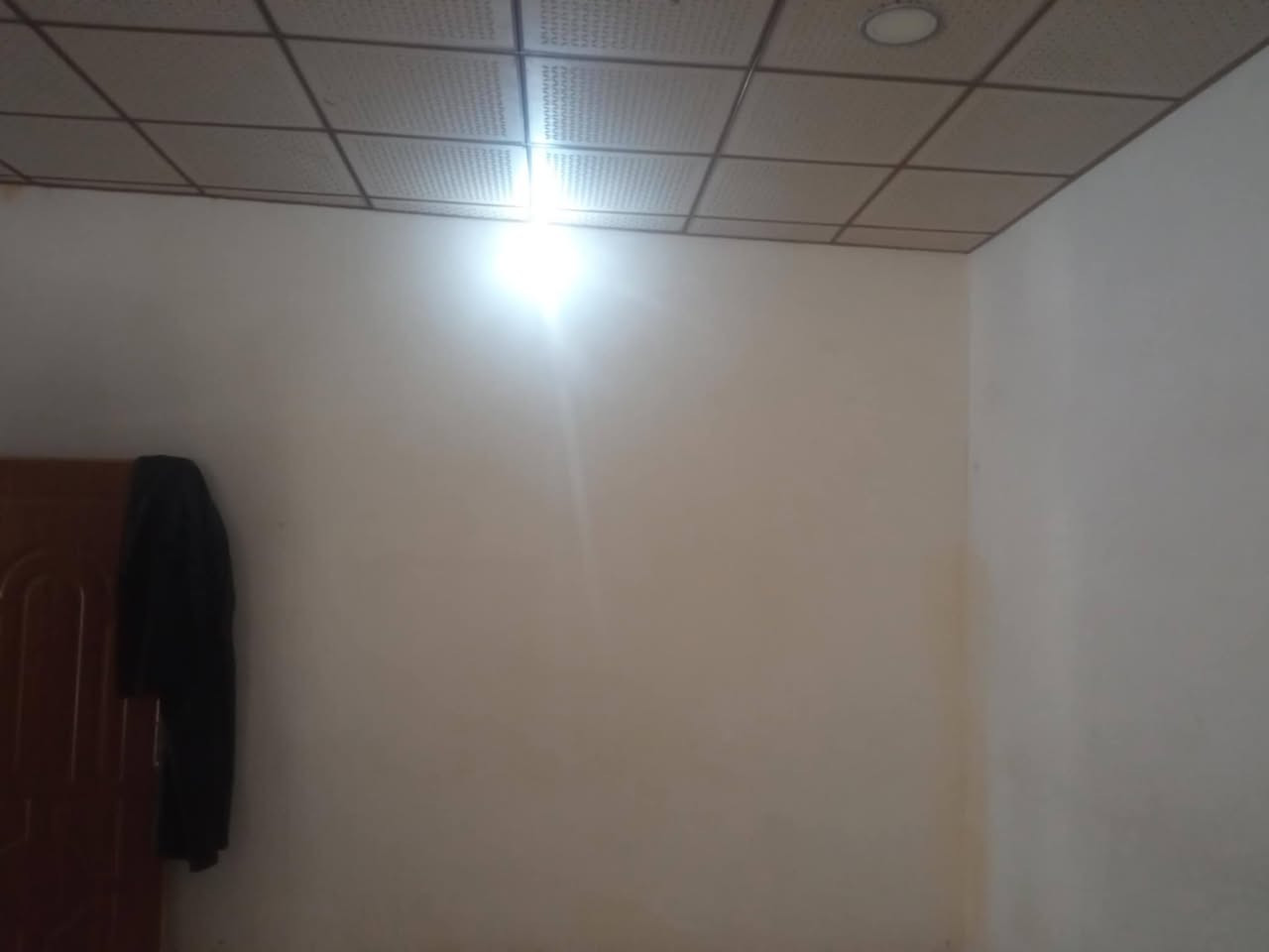 بيت للبيع اويجار بيع 20 اوبى مجال ايجار 175 الاساس تجعيب السقف عكادة البناء بلوك يحتوي على غرفة اوصالة مفتوحة على المطبخ اوتخاريج اوساحة امامية لبناء استقبال كاشي سيراميك سقوف ثانوية شارع المطار الجديد الاتصال ***********
