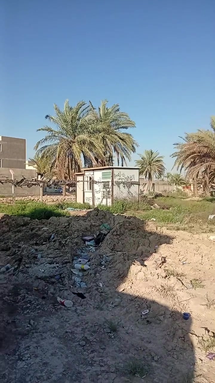 سلام عليكم قطعة ارض للبيع مساحه 100متر مربع مدفونه وكامله مسيجه وبيهه كرفان زغير وبيهه بير مي دوانم قرب جامع الكرطان***********
