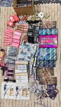 مكياج • ٨٥+ قطعة • شامل التوصيل