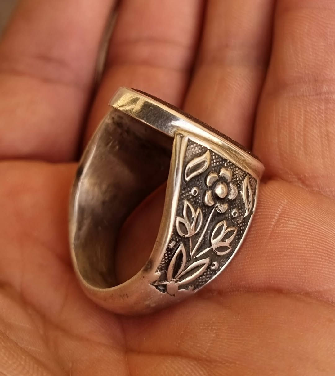 عقيق يماني احمر زعفران مخطوط خط يدوي 
              🔥ايه الرزق المباركه كامله 🔥 
🔥ومن يتقي الله يجعل له مخرجا ويرزقه من حيث لا يحتسب ومن يتوكل على الله فهو حسبه ان الله بالغ امره قد جعل الله لكل شي قدرا 🔥
بصياغه يدويه ثقيله للبيع مكاني بغداد يوجد توصيل إلى جميع المحافظات للبيع فقط فقط أحبتي الغوالي ما اراوس بس ابيع 
***********
