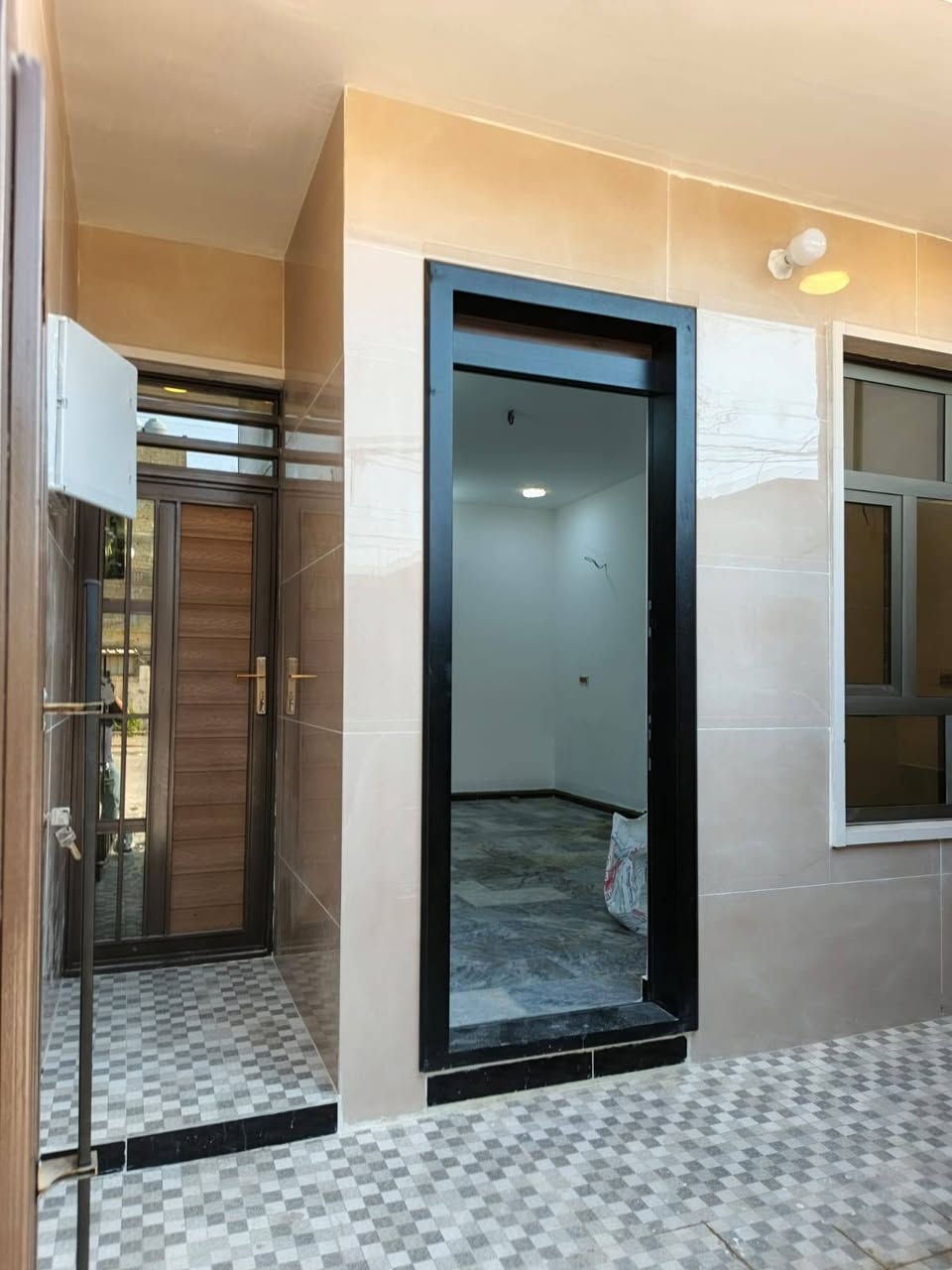 للبيع مشتملات حديثه تسليم مفتاح مساحة ١٠٠م الشعب عدن خلف جامع الجهاد بيه ٣نوم واستقبال وهول وخدمات طابقين مدخلين وكراج عل شارع عريض طابو صرف واجهه ٥في ٢٠ السعر ٢٨٠ مليون للاستفسار ***********
