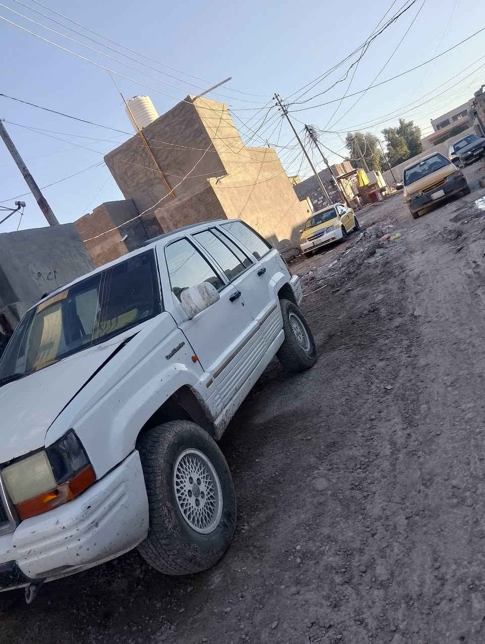 السلام عليكم جيب شيروكي موديل 94 سيارة جاهزة محرك 3000 عنوان ابو غريب حي الشهداء السعر 42وبي مجال  االستفسار هاذا الرقم ***********
