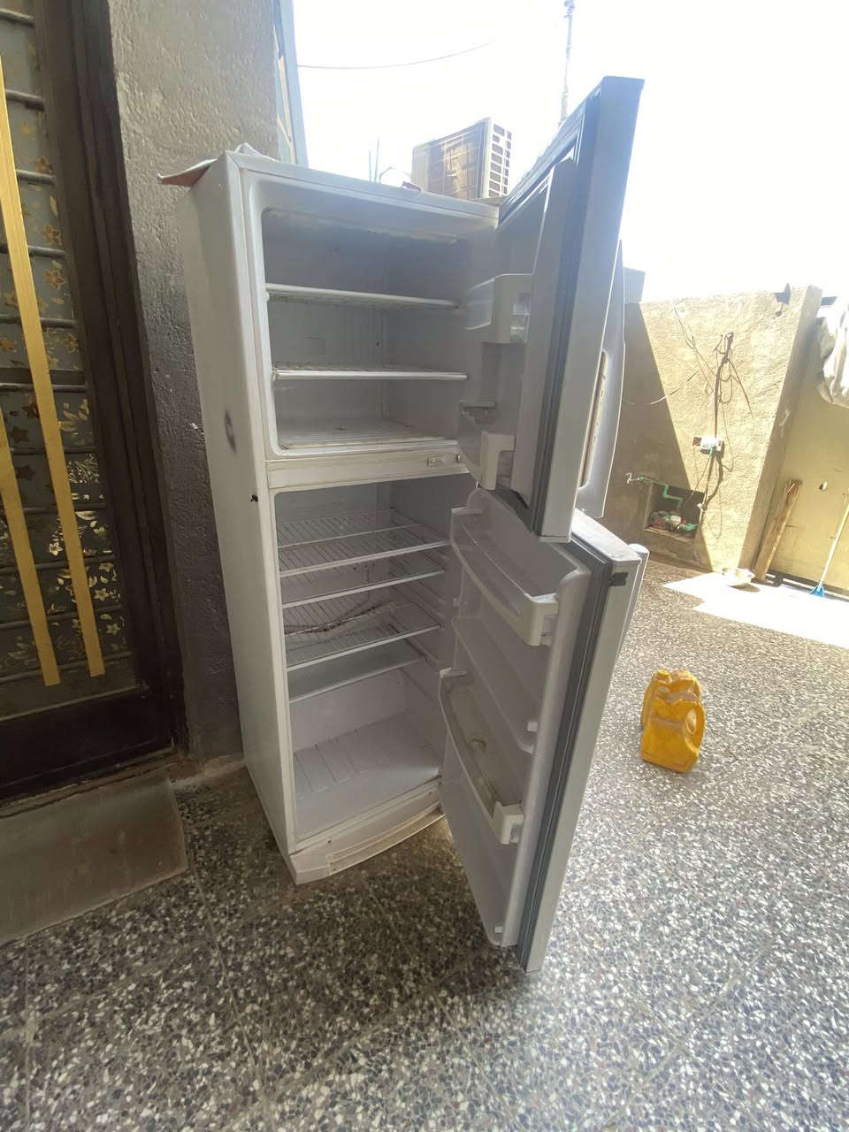 لبيع 
ثلاجه جديده بيها ليك 
قيم واخذ ***********
