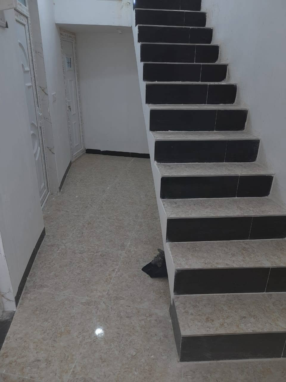 مشتمل مساحه 100متر بناء جديد ركن على ساحه خلف المحطه مال البانزين يبعد عن الشارع العام 220متر سعر 55مليون رقم راعيه ***********
