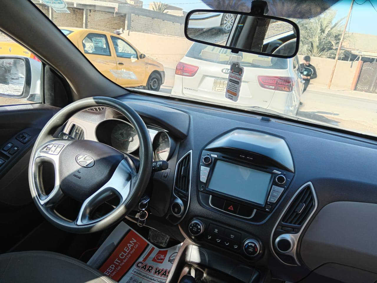 هونداي توسان  خليجي 2013 اللون سلفري
مكينة 2000 مكفول 
كير مكفول 
حدادية جديدة 
تخم تاير جديد
كفالة عامة ماعدا بارد بالجاملغ الخلفي 
تدفئة تبريد شغال 
تحكم ستيرن كاميرا خلفية بلادي + شاشه 
سيارة نظيفة افضل من الصور بهواي 
مكان السيارة بالسماوة 
بيع مستعجل للتواصل على الرقم *********** السماوا, المثنى
