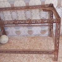 ميز حديد • للبيع