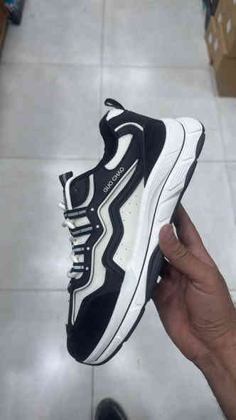 احذيه شبابيه متوفره جميع القياسات توصيل داخل الفلوجه وخارج الفلوجه رقم توصيل*********** السعر 15 معه التوصيل
