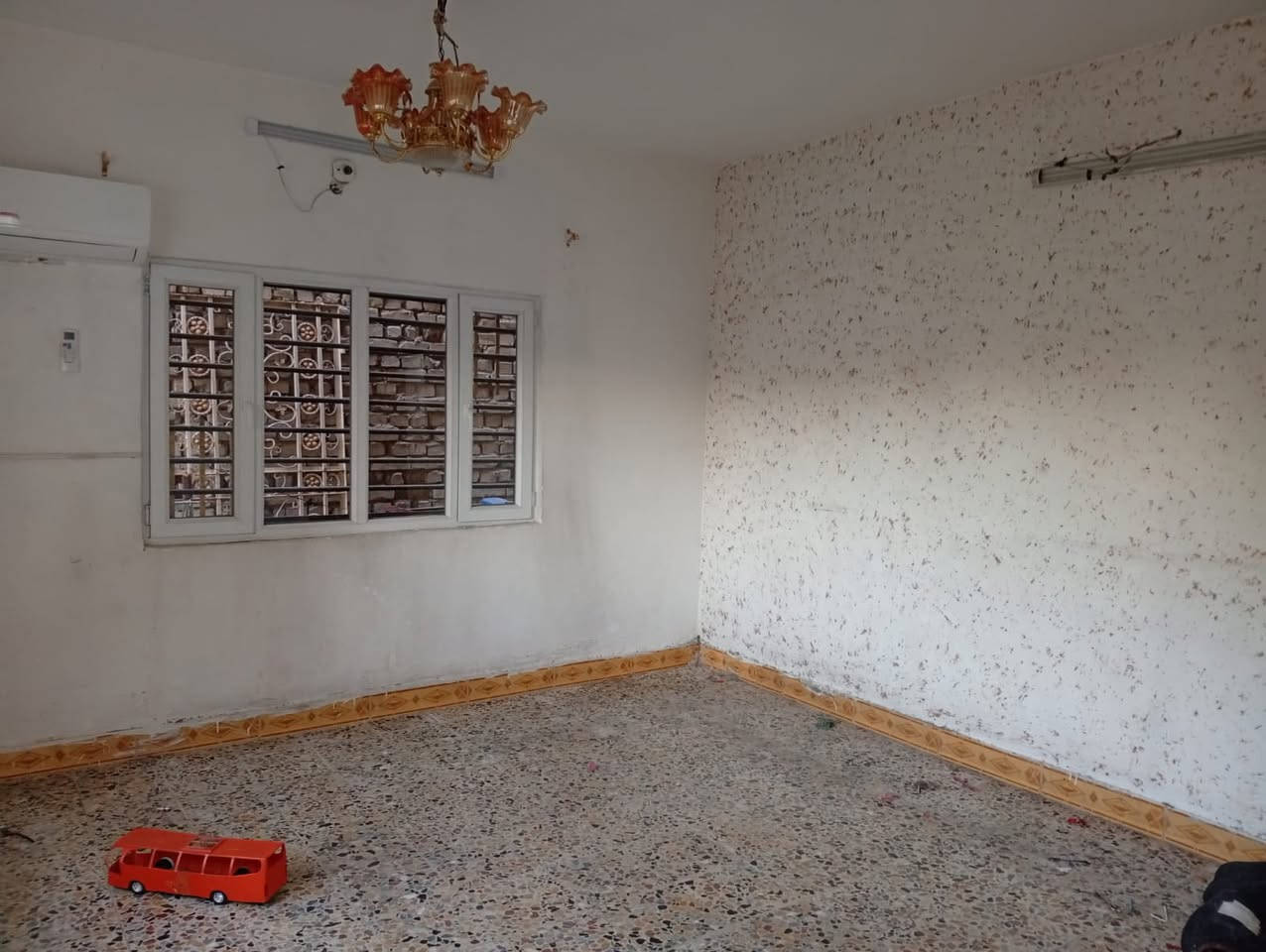 دار الايجار
المساحه 200م

يحتوي على صالة ومطبخ وخدمات 

وغرفتين نوم 🛌 

وحديقة وكراج 

العنوان حي الجهاد الامانه خلف معرض الصباح

الاستفسار ***********
