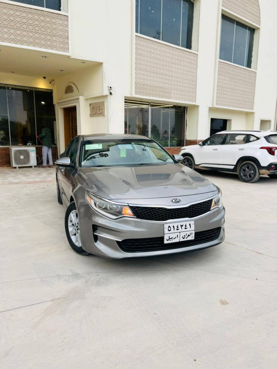 السلام عليكم اوبتيما ١٨ أمريكي السياره كلش جديده رقم أربيل تحويل او وكاله نص فول موصفات موجوده بالصور ماشيه ٩٠ مكينه مامفتوحه كير حداديه تخم تاير تبريد كله بشرط ضررها باب السايق والوره صور الضرر موجوده داخل الصور مكاني بابل الحمزه رقمي *********** سعرها ١٣٤
