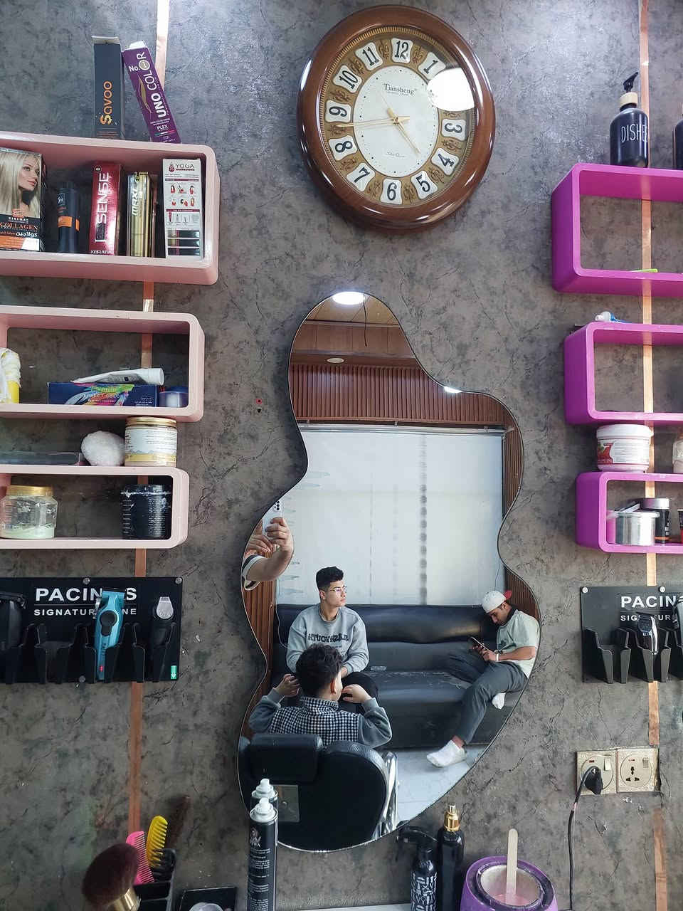 كراسي حلاقه للبيع ٢مستخدم شهرين واحد قديم ٣امرايه غيوم اتصال فقط ***********
