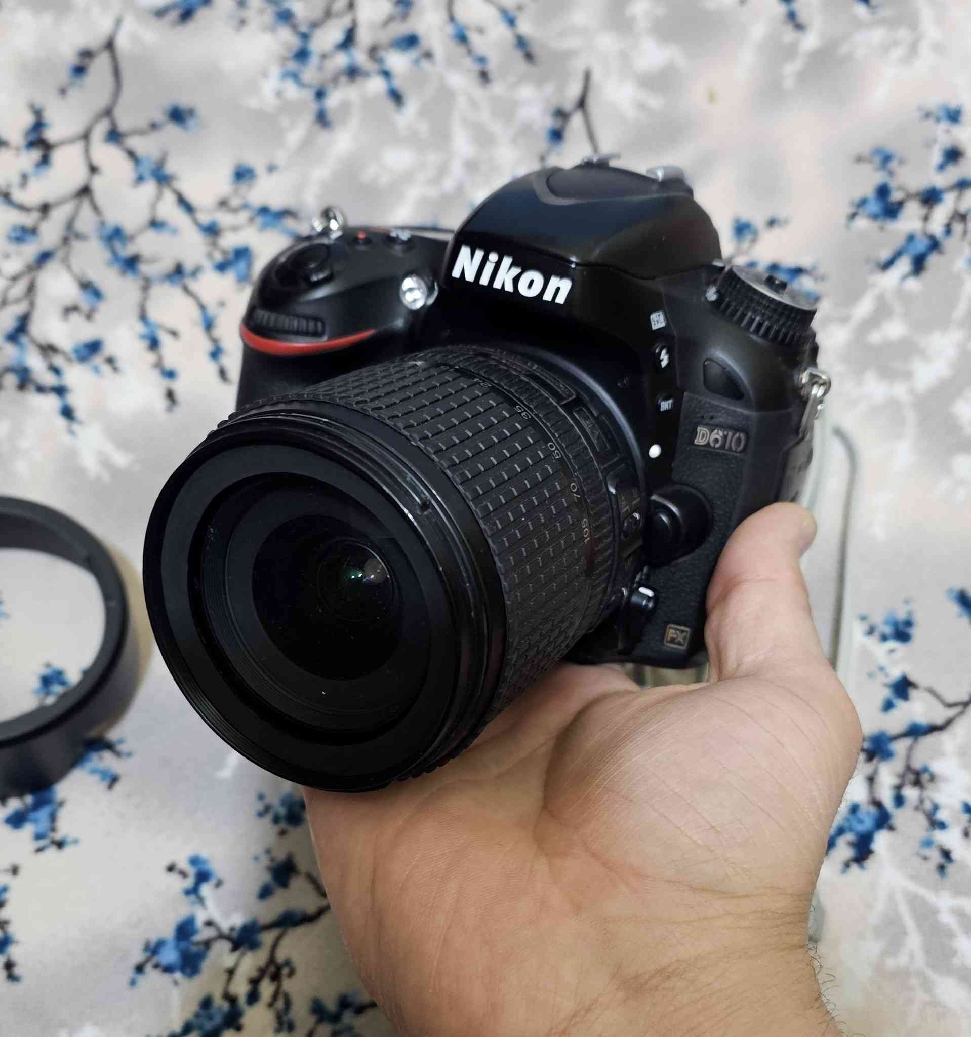 السلام عليكم 
كامرا نيكون 610d الكامرا جدا حلوه ونضيفه 
ملحقات شاحنه بطاريه هود السعر ٧٠٠ وبيه مجال توجيل موجود ***********
