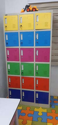 لوكر 18 باب  نضيف استعماله قليل   للبيع 07713401710