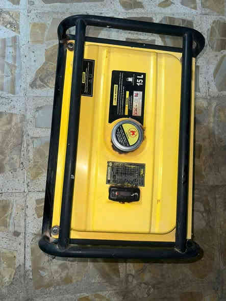 مولدة ASTRA Korea AST3700
شغالة ونظيفة، تشغيل أول دكة.بانزين
القدرة 2.5 KVA، فولت 220، خزان 15 لتر.
بيها مخارج AC  .كشتغله مرات معدوده سعر 225
***********
