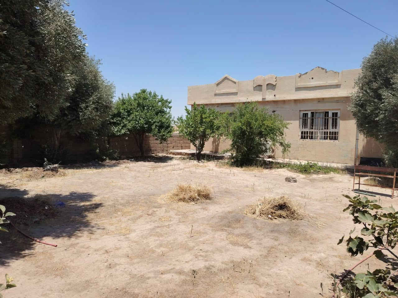السلام عليكم
للبيع بيت في الحواسم قريب عن الجامع 
غرفتين نوم 5*4+هول داخلي 5*4+مطبخ 5*4+استقبال 6*4+ثلاث حدائق.للستفسار الاتصال على الرقم

***********
