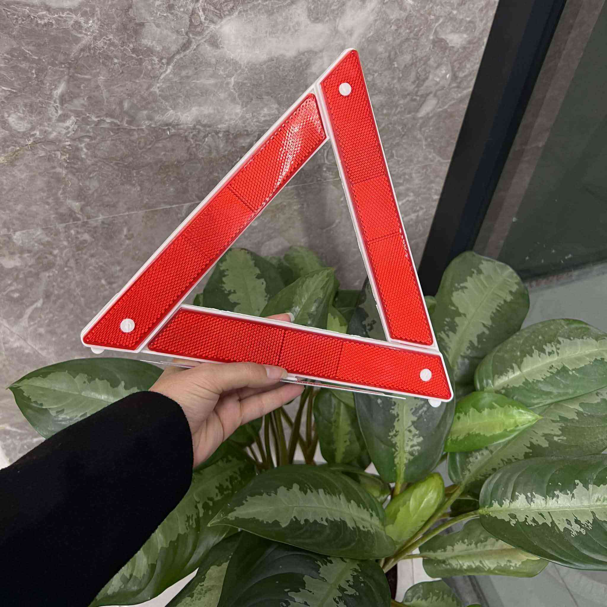 عدة طوارئ سيارة أساسية مع حقيبة إسعافات ومطفأة حريق 1 كغم

• مجموعة طوارئ مخصّصة للسيارة تحتوي على أدوات إسعاف أولي ومستلزمات سلامة أساسية في حقيبة واحدة.

• محتويات إسعافية أساسية تشمل لواصق جروح، شاش طبي، لفافات، مناديل كحول، مقص وملقط.

• مطفأة حريق بودرة ABC بوزن 1 كغم مناسبة لحرائق الفئات A وB وC.

• شريط سحب (حبل سحب) باللون الأصفر مع خطافات معدنية في الطرفين طول 2متر.

• مثلث تحذير للسيارة باللون الأحمر للتنبيه أثناء التوقف أو الطوارئ.

• مطفأة الحريق:
 • النوع: ABC Powder
 • الوزن: 1 KG
• شريط السحب:مزوّد بخطافات معدنية
• مثلث تحذير: بلاستيك – لون أحمر

محتويات العلبة:
• حقيبة إسعافات أولية ومحتوياتها
• لواصق جروح (Plastic Bandages)
• شاش طبي (Gauze Swab)
• لفافات شاش (Bandage Rolls)
• شريط لاصق طبي
• مناديل كحول (Alcohol Pads)
• مقص
• ملقط
• مطفأة حريق ABC وزن 1 كغم
• مثلث تحذير للسيارة
• شريط سحب للسيارة بخطافات معدنية أربيل, العراق


**إذا كنت صاحب هذا الإعلان وتريد حذفه لأي سبب، رجاءا أرسل رسالة إلى الدعم الفني**