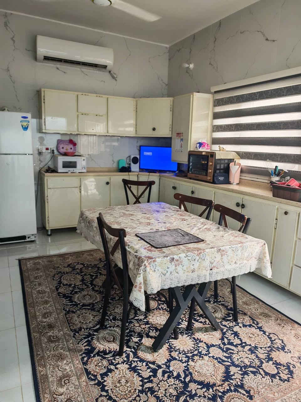 بيت للبيع في تموز مساحته 277 م سند واقع حال 288 م
الواجهة 16م النزال 18م
الطابق الاول// مطبخ حار وبارد وهول واستقبال وصالة ولوندري وغرفتين نوم احدهما ماستر ومجاميع صحية عدد 2
الطابق الثاني// غرفة نوم واحدة
وكراج حوالي 50 متر وحديقة صغيرة
شارع جامع ابو تراب 
خامس فرع /فرع اسواق النرجس
للاستفسار عن السعر يرجى الاتصال بالرقم ***********
