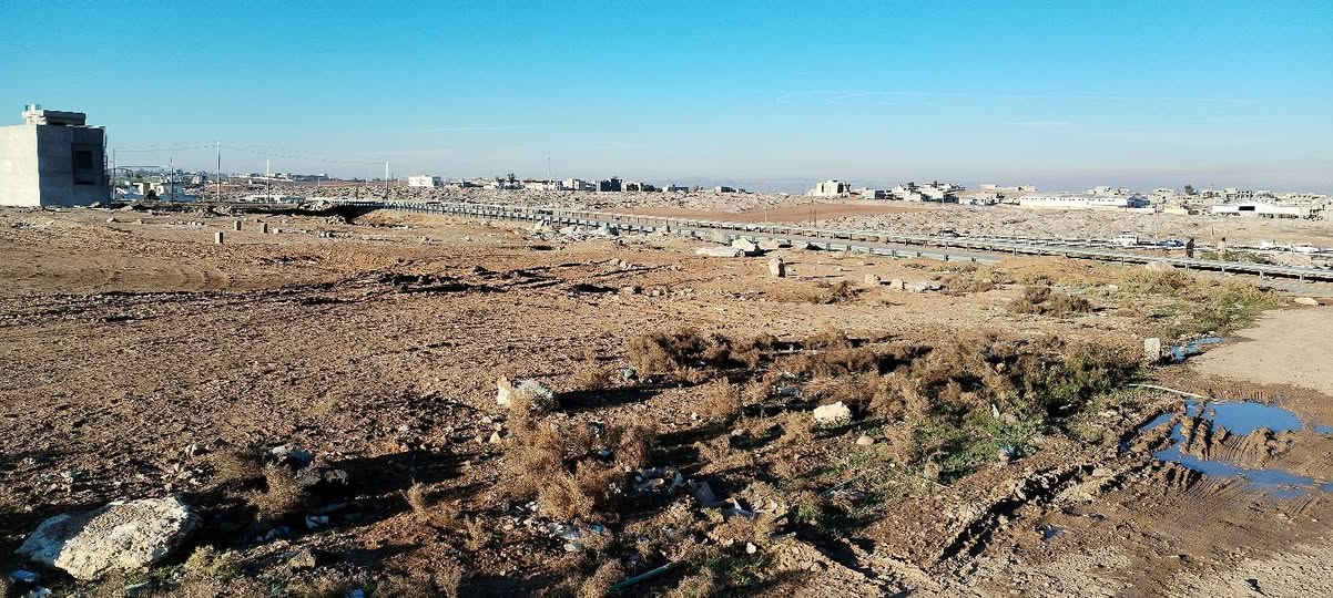 السلام عليكم عرض قطع اراضي المساحة حسب الطلب زراعي سند 25 المكاتبة مع الشرعي الموقع بين كلية الحياة ومجسر السادس موقع مميز الشراء حسب مرتسم الارض المذكور في الصور 
سعر المتر 170 الف شوارع تيكلة فقط والماء والكهرباء قريب الاتصال
مكتب انوار الخير مقابل الكمرك قرب مول تيم مارت واعدادية الصناعة 
***********
***********
