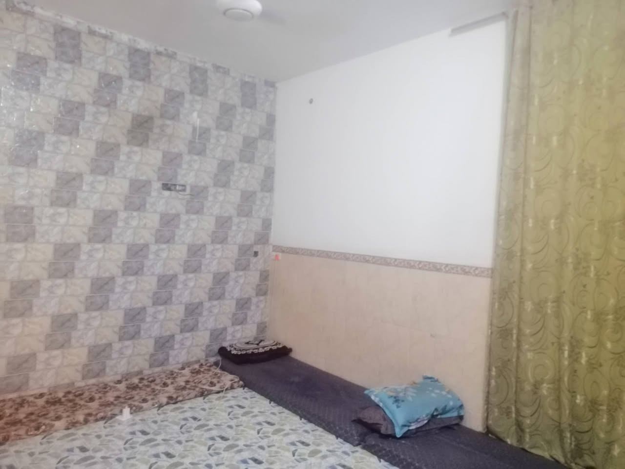 بيت للبيع في الفلوجه حي جبيل قرب شارع ٦٠ المساحه ٣٥٠ واقع حال ٦٠٠ متر شارع ٢٠ طابق واحد بناء ملك صرف  طابوق يحتوي على ٢غرف نوم وصاله ومطبخ ستقبال صحيات داخلية و خارجية السعر ١٩٠ مليون وبي مجال بسيط للاستفسار مراجعة مكتب القمه للعقار او الاتصال على الأرقام التاليه *********** ***********
