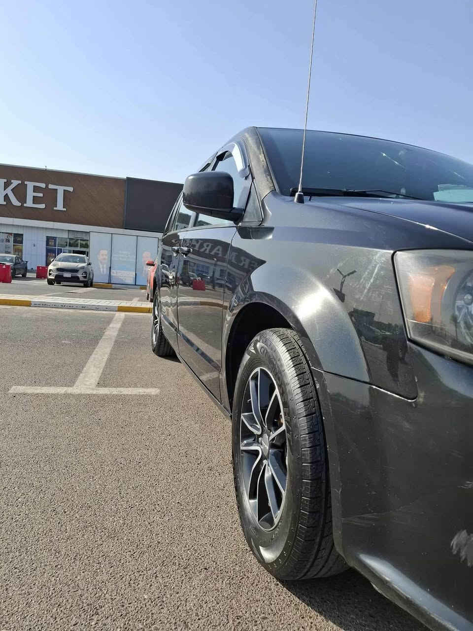 🛑 دوج كرفان كلين تايتل  موديل 2018

🟥 رقم / بغداد الماني

🔴 مواصفات  SE

السعر 155 وبيهه مجال حك الجيه 

🚙ماشية ١٣٢ الف قابلة للزياده

تشغيل عن بعد

تحكم ستيرن جهتين 

شاشه 

كامره خلفيه 

كشنات بلع 

مانع انزلاق 

تبريد 3 قطع

جام 6 كهرباء 

تخم تاير جديد 

ابواب ميكانيك

جنطه ميكانيك 

7 راكب كشنات منفصل جلد

محرك وكير مكفول 

محرك 3600 (v6)

ا
الرقم ***********

حادث / بدون حادث تقرير مياه امطار واجتي شغالة بدون اي شي ..نسبه 25‎%‎
