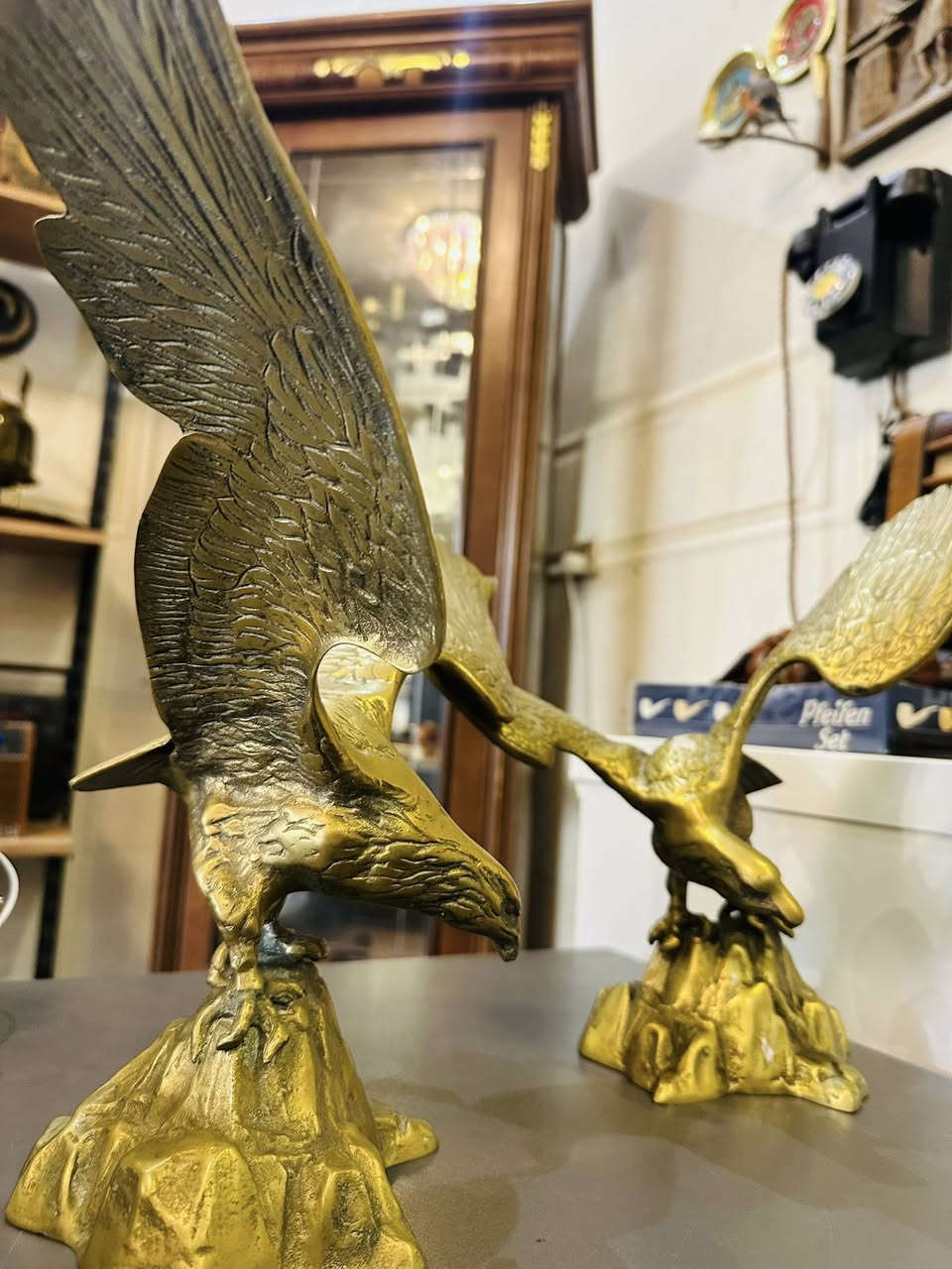 2 نسر نحاس ارتفاع 30 سم عرض الجناح 40 سم وزن الواحد كيلو غرام ونصف 
*********** واتساب المحل في السليمانية يوجد توصيل
