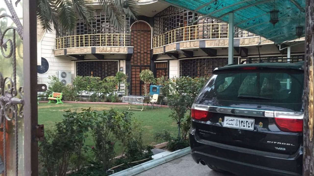 _السلام عليكم_
بيت للأيجار التجاري او السكني 
مساحة 600 متر 
يحتوي على اربع سويتات وغرفه صغيرة 
دون اثاث لكن مجهز بسبالت ومولده 80kv 
الموقع: شارع فلسطين حي النيل ؛ موقع تجاري
سعر الايجار: 4000$ وبي مجال
ملاحضة; يوجد تلف في الحديقة والكراج يمكن للمستأجر التكفل باصلاحه او المالك صاحب العقار .
تواصل مكتب المسمار : *********** ابو هاشم
