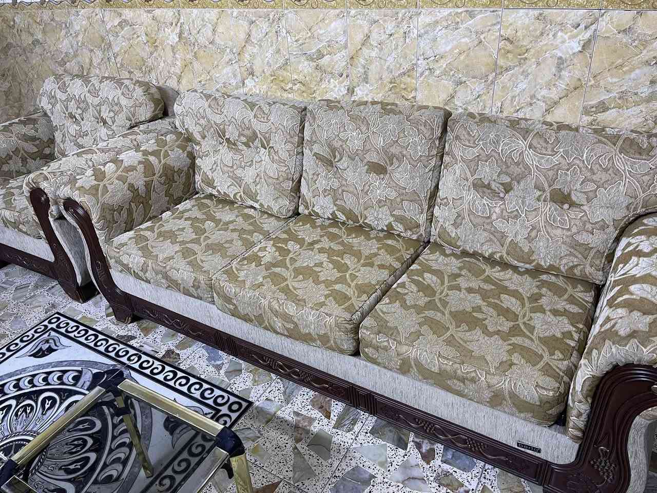 تخم للبيع  اصلي مو تجاري خشب ثقيل اصلي ١٠ مقاعد  السعر ٦٠٠ رقم الهاتف***********
