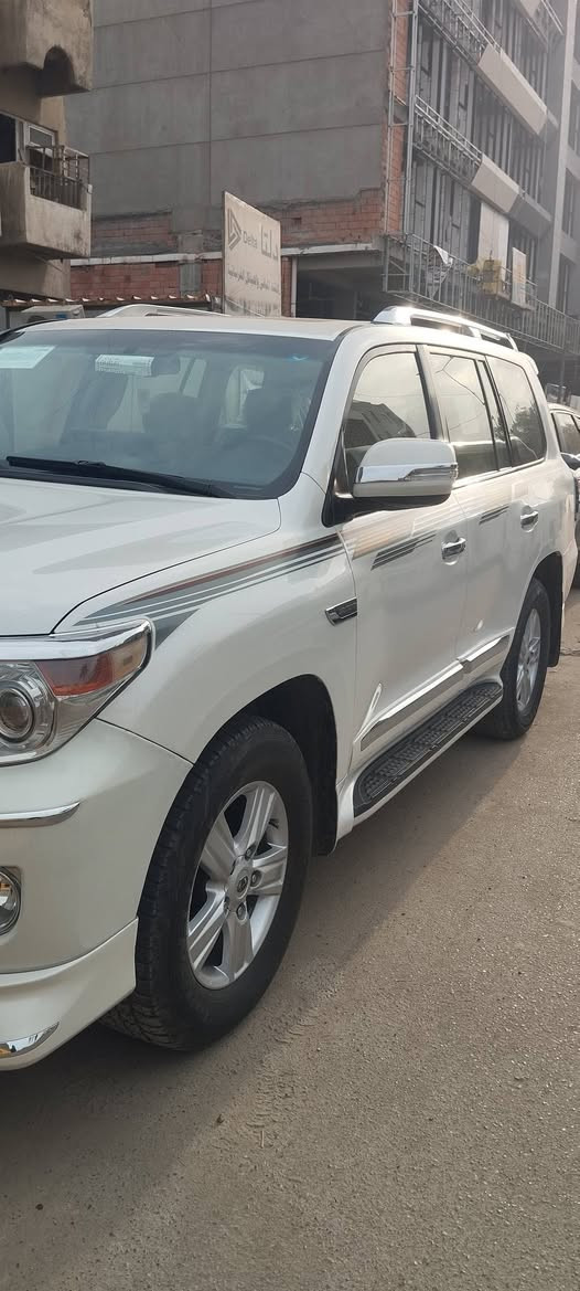 السلام عليكم
لاند كروز 2010محدثة 14فقط دعاميات مكفولة كفالة عامة سيارة فول مواصفات داخلها جلد بيجي محرك 6سلندر باقي المواصفات موضحة بالصورة ماشية 220
السعر 3شدات وخمسة وبيها مجال 
للاتصال ***********
