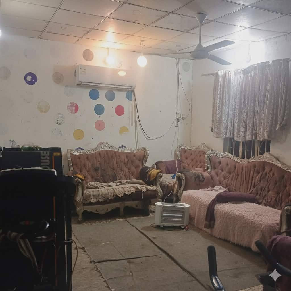 بيت البيع مكلف موجود رقم صاحب البيت تواصل ويهم 
العنوان كمشيدات في البصرة الخليلية الثانية يحتوي على غرفة 5 في 3 ونص وهول 6 في 4 ومطبخ وحمام وتواليت ودرج والسقف الهول والدرج كونكريت والباقي عكادة البناء بلوك البيت صاير بفرع.. للبيع مكاتبة فقط.. السعر 22 مليون وبي مجالالبيت الأرض سعودي إلي فقط المشيدات.. مساحة تقريباً 50 متر رقم الهاتف ***********.
