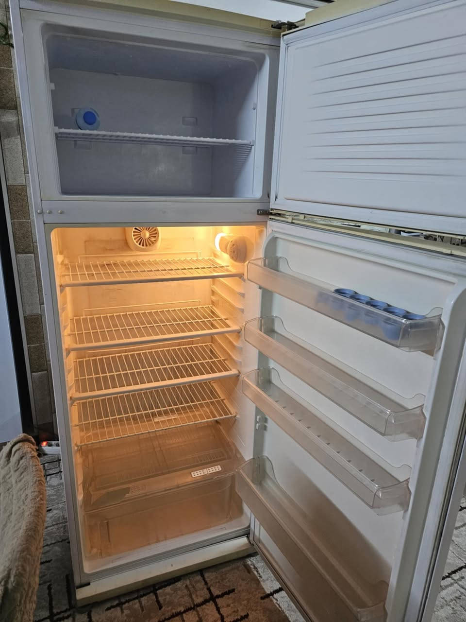 ثلاجه للبيع
كلش نظيفه
بيها كسر بسيط
مبين بالصوره
18قدم


**إذا كنت صاحب هذا الإعلان وتريد حذفه لأي سبب، رجاءا أرسل رسالة إلى الدعم الفني**