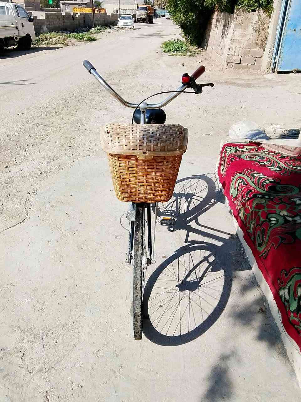 السلام عليكم بايسكل للبيع نضيف حجم27 لون اسود تاير اسفنج بريك خلفي فقط السعر 50 بي  متواجد فيس وهاذة رقمي  ‏‪0774 105 3059‬‏
