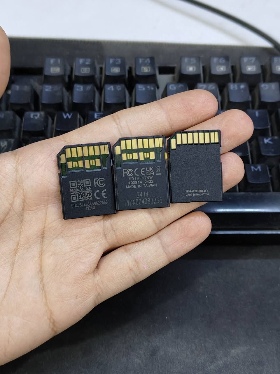 ثلاث بطاقات sd نوع لكسر و دلكن و ساندسك للبيع شلعة وحدة مستعجل جداً جداً على البيع
التفاصيل:

الاولى نوع Lexar 1800x سعة 256GB السريعة صنف V60 وكالة (بعدها تحت الضمان) مع الكارتون

الثانية نوع Sandisc سعة 256GB النسخة الماليزية (تجي اضمن و اغلى من النسخة الصينية) صنف V30

و الثالثة نوع Delkin device سعة 128GB السريعة صنف V60

سبب البيع هو انه اريد ابدلهن ببطاقة cfe
السعر 280 عراقي و بيهن مجال بسيط علماً بانه سعرهن اذا تشتري جديدات 400,000 دينار و تكدر تسأل و تتأكد

مكاني بغداد توصيل موجود لكل العراق
الراغب بالشراء يراسلني واتساب على هالرقم ***********
