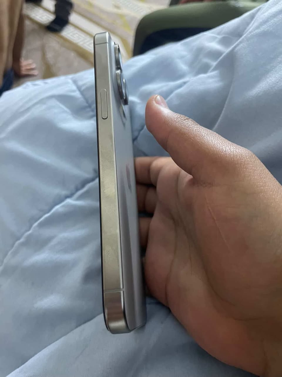 السلام عليكم ايفون 15برو ماكس
ذاكره 256
بطاريه86
مبدل شاشه وبي نقطه سوداء في حافه شاشه في المكان المئشر ب البيض
كل ملحقاته موجوده 
سعر 650 وبي مجال
مكاني بغداد
هـ ***********
