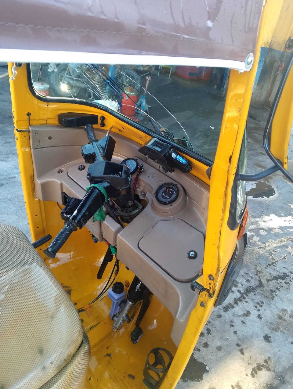 سلام عليكم تكتك موديل 18 رقم وسنويه باسمي تحويل ثاني يوم امصلحه الدوسه لاماميه والذيول مالته تكتك نظيفه جدن اتصل ***********
