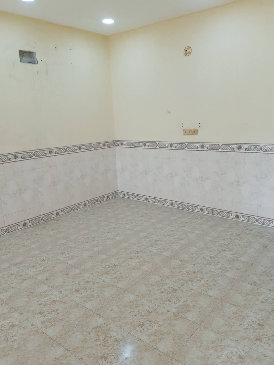 دار ١٠٠ متر طابقين على شكل بيتين كل واحد بابه لوحده كونكريت نهاوند ال١١ الف  منطقه البطاقه الوطنيه مقابل ساحه ومدرسه جديده قريب على السايدين التجاريات  حاليا فارغات  مطلوب اسكان ٥٨ مليون مع تبديل الكفيل على المشتري  للاستفسار  خاص او اتصال ***********
