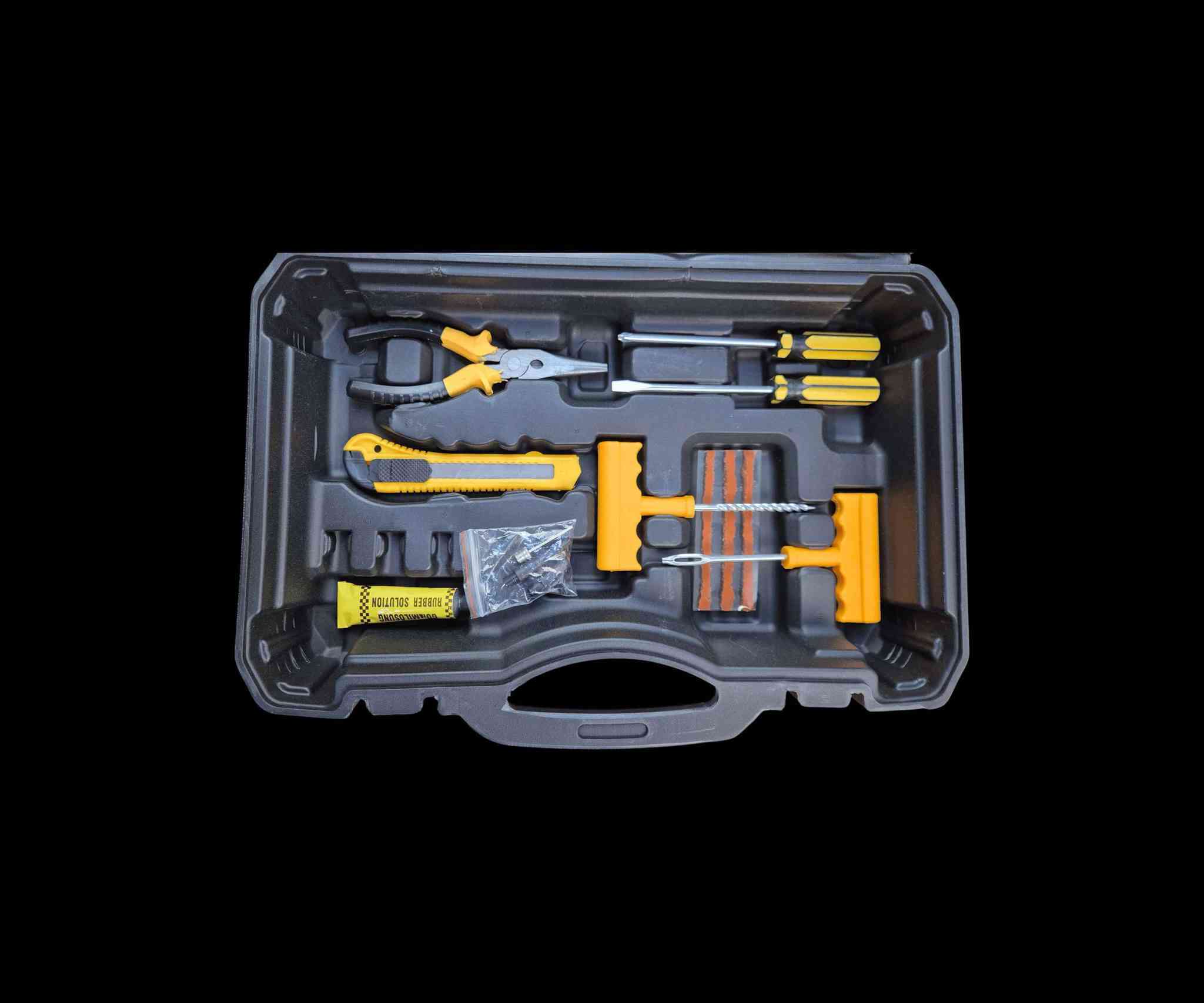 منفاخ اطارات (بلور) ثنائي السلندر مع عدة تصليح كاملة

الاستخدامات:

نفخ إطارات السيارات، الدفع الرباعي، الشاحنات الخفيفة، الدراجات النارية والهوائية.

نفخ الكرات والأغراض القابلة للنفخ (كرة، عوامة، ألعاب).

حل مثالي لحالات الطوارئ على الطريق أو أثناء السفر والرحلات.

إصلاح ثقب الإطار مباشرة باستخدام عدة الإصلاح المرفقة.

المميزات:

قوة عالية: يعمل على 12 فولت، 30 أمبير.

ضغط أقصى: 150 PSI.

تدفق هواء سريع: 2.54 CFM لملء الإطارات خلال دقائق قليلة.

تصميم ثنائي السلندر يمنح قوة مضاعفة مقارنة بالمنفاخات العادية.

سلك طويل بطول 250 سم للوصول لجميع الإطارات بسهولة.

خرطوم هواء حلزوني مرن لسهولة التمديد.

مصباح LED أمامي للعمل ليلاً أو في حالات الطوارئ.

حماية حرارية توقف الجهاز تلقائياً عند السخونة المفرطة.

يأتي داخل حقيبة قوية بأبعاد: 38 × 24 × 14 سم تحفظ جميع القطع بشكل مرتب.

محتويات الحقيبة:

منفاخ هواء ثنائي السلندر ABSHR.

خرطوم هواء أصفر حلزوني.

وصلة تشغيل عبر بطارية السيارة (مشابك + وصلة ولاعة).

عدة تصليح بنشر كاملة (مخرز معدني، إبرة إدخال، لواصق مطاطية + معجون، كتر، كماشة).

2 مفكات (مستقيم + نجمة).

رؤوس نفخ متعددة (كرات، أدوات هوائية).

كتيب إرشادات.

حقيبة تخزين وتنظيم قوية.

ملاحظات:

يفضل تشغيل السيارة أثناء استخدام المنفاخ لضمان ثبات الكهرباء.

يترك ليستريح 10–15 دقيقة بعد الاستخدام الطويل حتى لا يسخن.

مناسب لجميع أنواع السيارات والدراجات، وعملي جداً في الرحلات. السعر ٣٤ الف والتوصيل ٣ بغداد و٥ المحافظات بغداد, العراق


**إذا كنت صاحب هذا الإعلان وتريد حذفه لأي سبب، رجاءا أرسل رسالة إلى الدعم الفني**