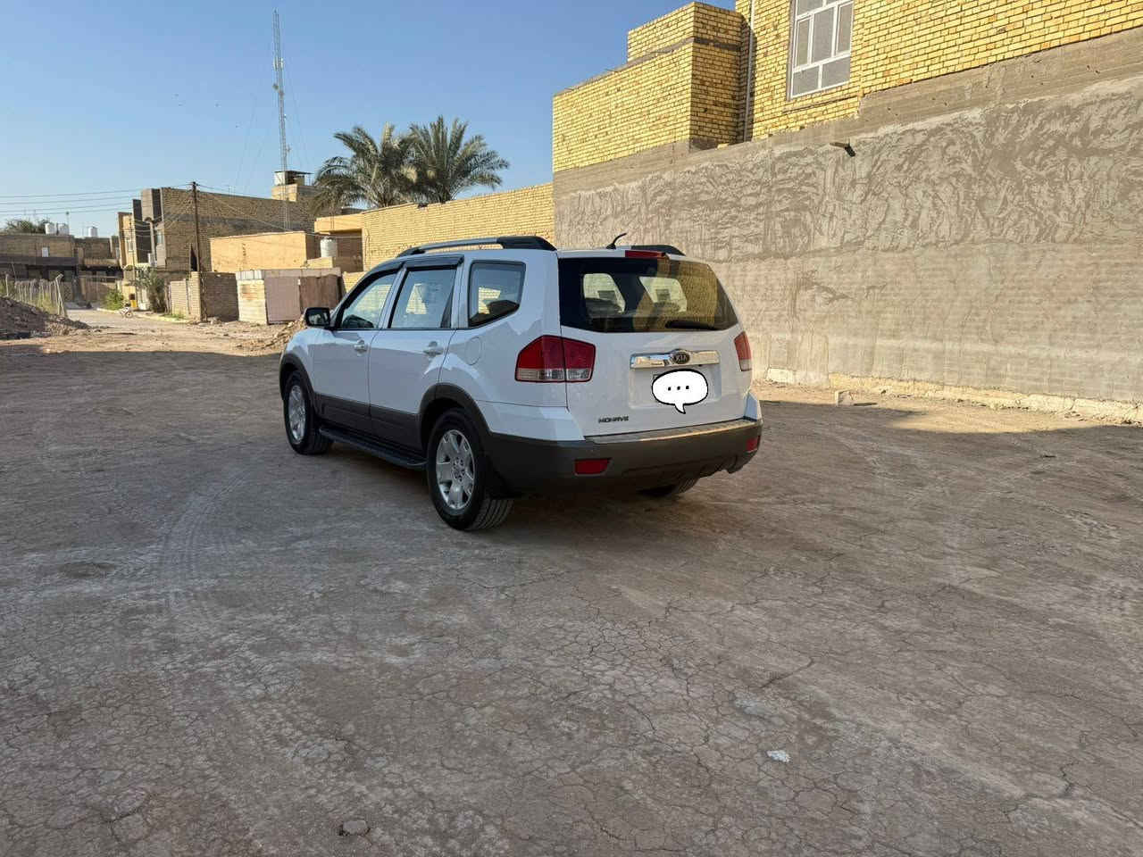 جديدة لوك ومتكاملة تماما وبلادية على وضع الشركة سيارة عائلية ومابيهه نقص ولابرغي
1.كيا موهافي موديل 2011 خليجي لون ابيض رقم بغداد
2.كشنات بحجم كبير وواسع 7 راكب 
3.تبريد قوي جدا  مكون من ثلاجتين 3 قطع على جميع الكشنات مع لوحتين للتحكم بالتبريد امامي وخلفي
4.دواخل صاج بيجي متناسق مع لون الكشنات
5.نظام قفل سنتر لوك لجميع الابواب والصندوق مزود بنظام اقفال ذاتية لحماية الاطفال
6.ثلاجة داخلية جنب السائق لتبريد الماء والعصائر والمعلبات
7.لوحات تحكم بالستيرن من جهتين يمين ويسار
8.نظام مانع الانزلاق والارتفاعات والمنحدرات
9.كير اوتوماتيك بالاضافة الى كير اخر للطرق الوعره
10.اشاير بالمري مع حساسات خلفية تعمل بثلاث مراحل للتنبيه من الاصطدام عند الرجوع للخلف
11.شاشه اندرويد نظام حديث تحتوي على تحديد المسار ليلا ونهارا مع قراءة معدل السرعة الكيلو متر وتشغيل يوتيوب وكافة تطبيقات الموبايل ويضاف لها فلاش ميموري لعرض المحتوى والرد على الاتصال بالربط مع الهاتف ومزودة بكامرا خلفية تعرض الصورة عند الرجوع للخلف عالية الدقة 360 درجة 
12.فتحة سلايت بالقمارة
13.ويل كب حجم 18 عدد 4 مع سبير اضافي ايضا ويل كب مع  تخم تاير جديد
مكان السيارة ناصرية سوق الشيوخ للاستفسار الاتصال على الرقم *********** او مراسلة الخاص او الواتساب
