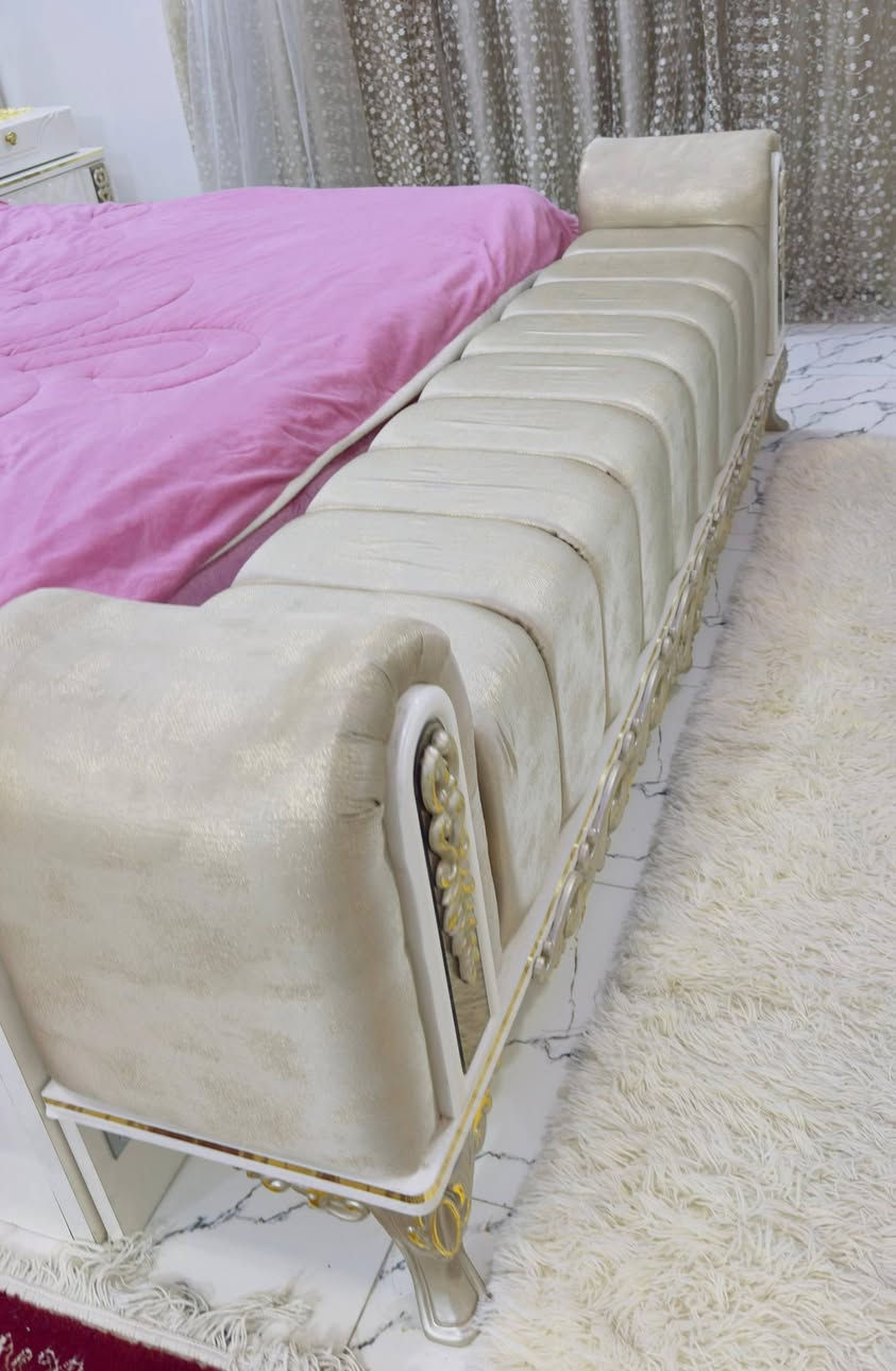 السلام عليكم 
غرفه نوم ملكيه 
مستعمله نضيفه
 خشب اصلي وقوي وثقيل ما ينكسر 
متكونه من ٩ قطع 
كنتور 
وجربايه وشازلونه وكومدي مال جربايه عدد 2
ميز تواليت و طابوريه  
كومدي مال احذيه  وزاويه 
السعر 2 مليون (2000000)
مع العلم سعر الجديده ٣ مليون ونص 
 العنوان كربلاء للتواصل ***********
