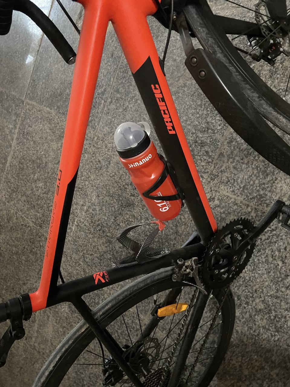 السلام عليكم بايسكل رود ماركةpaclflcجديد يجي ويا ستاند تليفون وعداد سرعة وبم نفخ وخوذه وكفوف ومطاره وجادر وجنطه وقفل 
السعر(488وبي مجال)
مكاني البصره 
واتساب:***********
