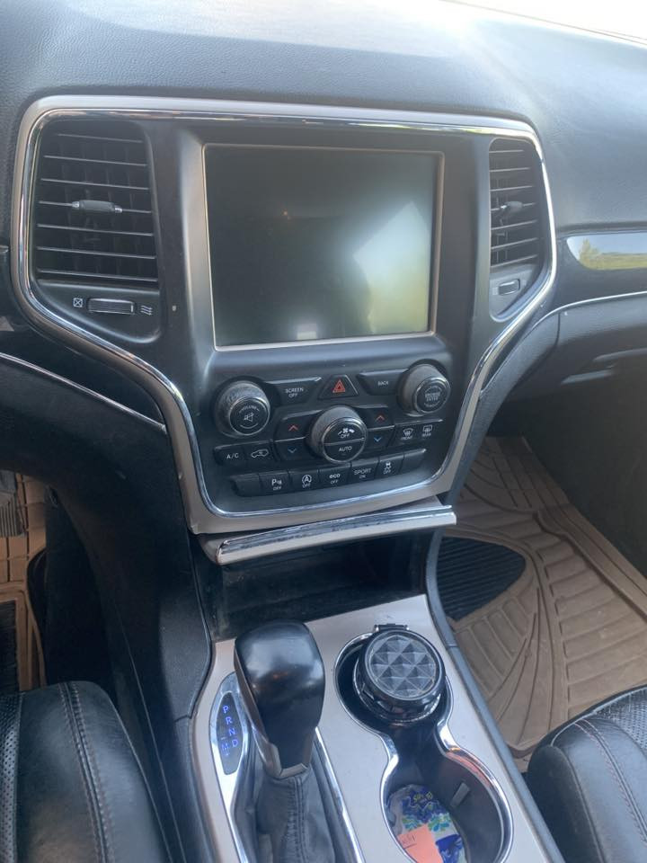 السلام عليكم 
جيب كراند شيروكي سبعينية موديل 17 للبيع فول عدا الجكات صور الحادث مرفقة والتفاصيل موجودات 
للاستفسار ***********
سعرها 183 وبيها مجال بسيط مكانها النجف رقمها ذي قار
