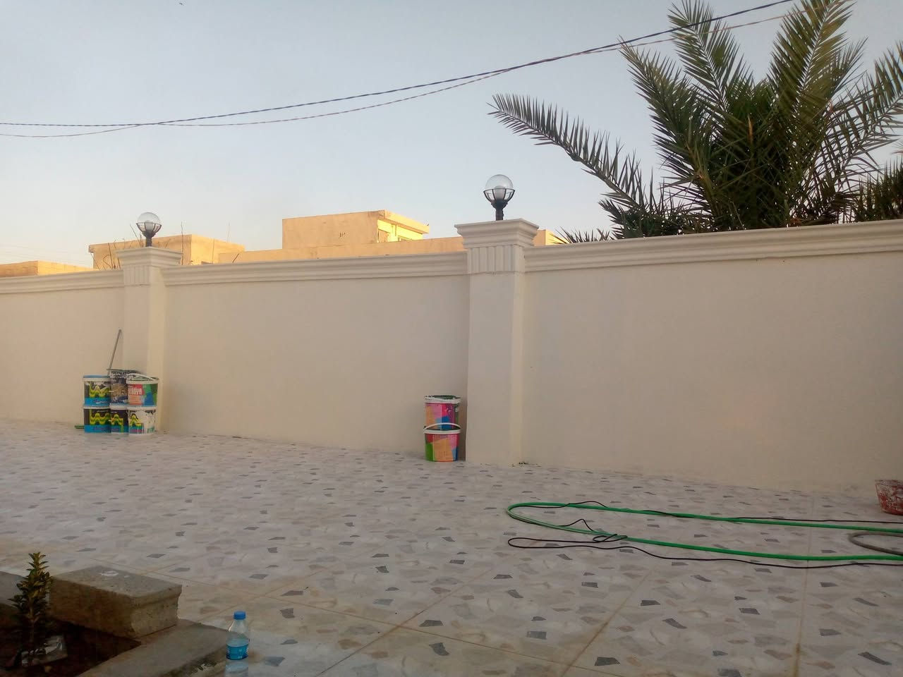 دار للبيع في حي معسكر كامل خدمات مجاري تبليط مساحه 300 متر غرفتين نوم هول مطبخ ستقبال صحيات كراجيه جبير حديقه لبيت فول سيراميك سقف ثانوي اي ستفسار تصل ***********
