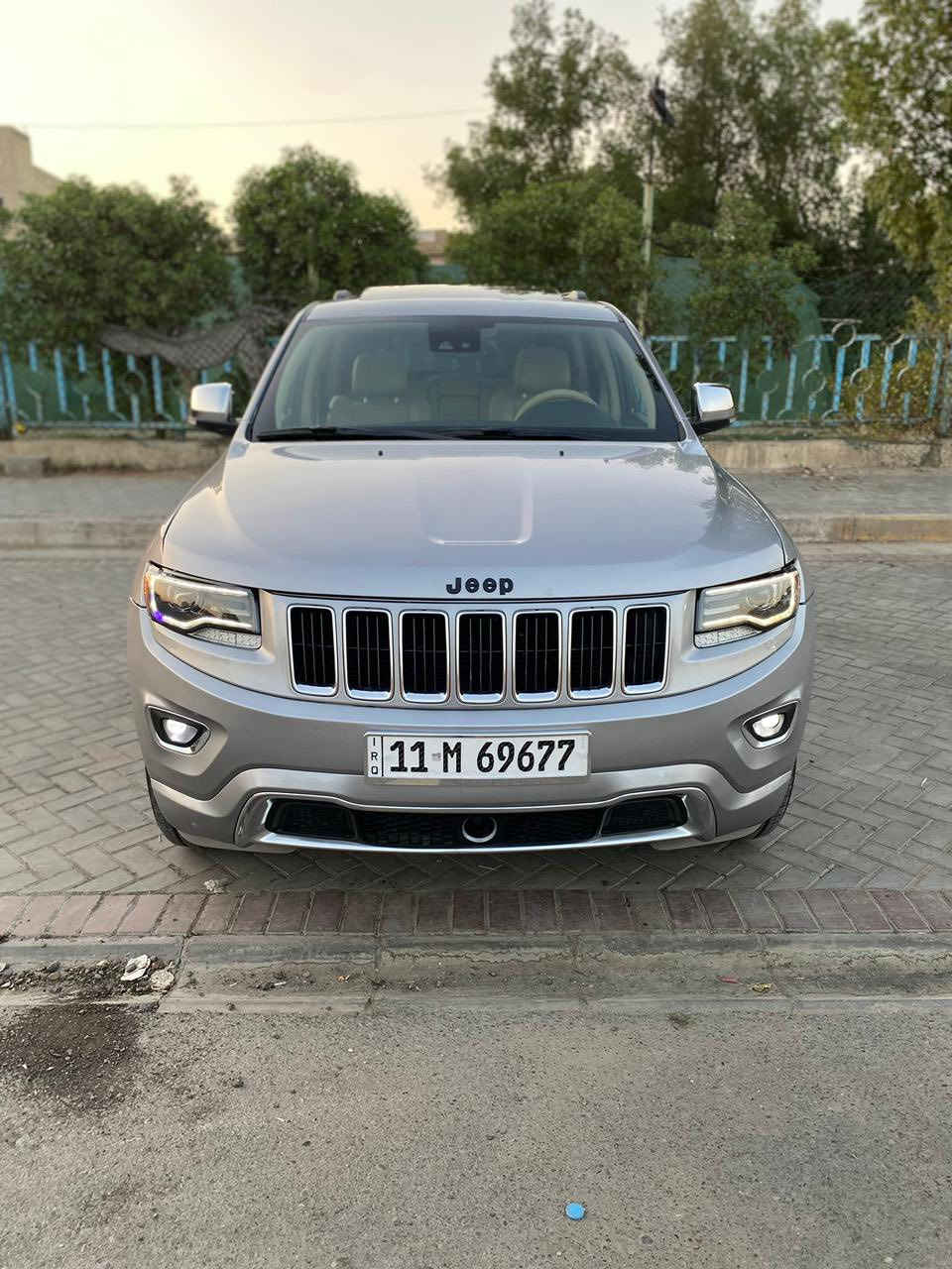 السلام عليكم  
( بيع فقط ) 
للبيع جيب 2014 لمتدد أمريكي 
مواصفات المتدد معروفه 
.السياره جوبلسات
بانوراما طويله 
12 سماعه 
رادر امامي 
شاشه جبيره 
قياده ذاتيه 
تحديد مسار 
كروز سرعه 
تشغيل عن بعد 
ماشيه 154.672 ميل 
السعر 180 ورقه وبيه مجال بسيط 
ماكان السياره الأنبار الرمادي 
للاستفسار واتساب واتصال على الرقم   
***********
