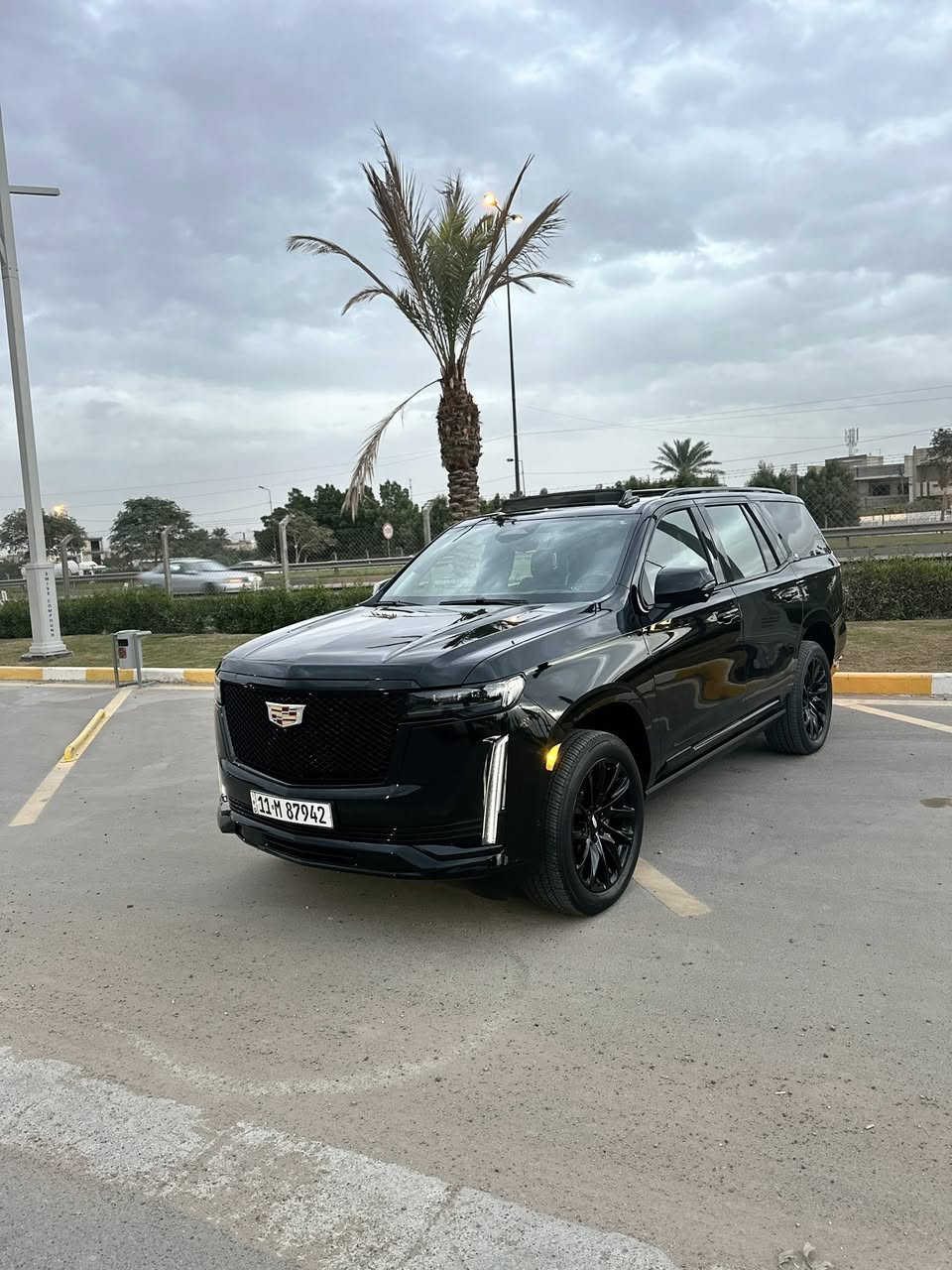 السلام عليكم
كديلاك اسكاليد موديل 2022  فول مواصفات اعلى فئه شنو تريد بيها 
وارد امريكي 
رقم بغداد باسمي 
ملاحظه مكينه السياره و الكير و جميع الكهربائيات مكفوله من كلشي على وضع الشركه
ضرر السياره جاملغ امامي جهة الراكب فقط مبدل و مصبوغ و الجاملغ دافع على الباب مال الراكب و انصبغ ربع الباب هذا ضرر السياره غير هذا الحادث كفاله مابيها كلشي السياره مابيها اي كلوب مشتغل و لا بيها برغي نقص من الدعاميه للدعاميه مابيها مصرف ربع دينار 
مواصفات السياره فول للاخير شتريد بيها و كلش هواي مراح اذكر منها بس المهم
 داخل اسبرسو بالون الاسود
36 سماعه 
كراسي مساج 
دركه اربي ام و هاي تجي كلش قليل بالكديلاك 
دوسات كهرباء 
تنته شامو بالكامل 
وباقي مواصفات الكديلاك معروفه 
ماشيه 57 الف 
مكان السياره بغداد حي الخضراء 
السعر 635 ورقه 
رقمي ***********
