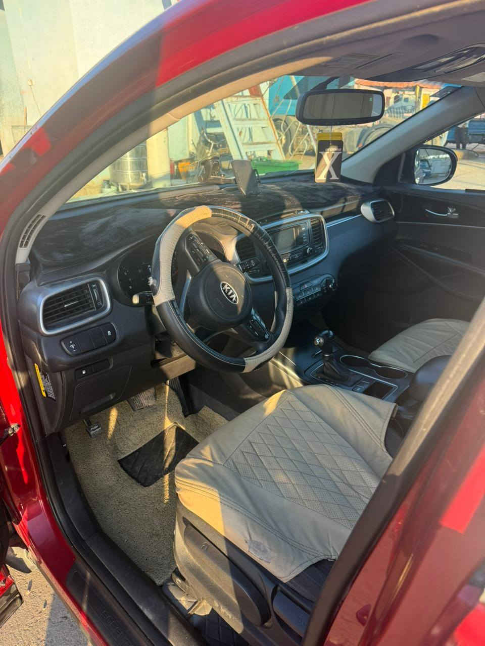 السلام عليكم سورنتو للبيع موديل ٢٠١٧ 6 سلندر
وارد امريكي ٧ راكب
حادث بجم بدون دواخل لا لغد ولا شواصي 
بيه بارد باب الامين الخليفي كما موضح بالصوره
*********** متواجد وات ساب
