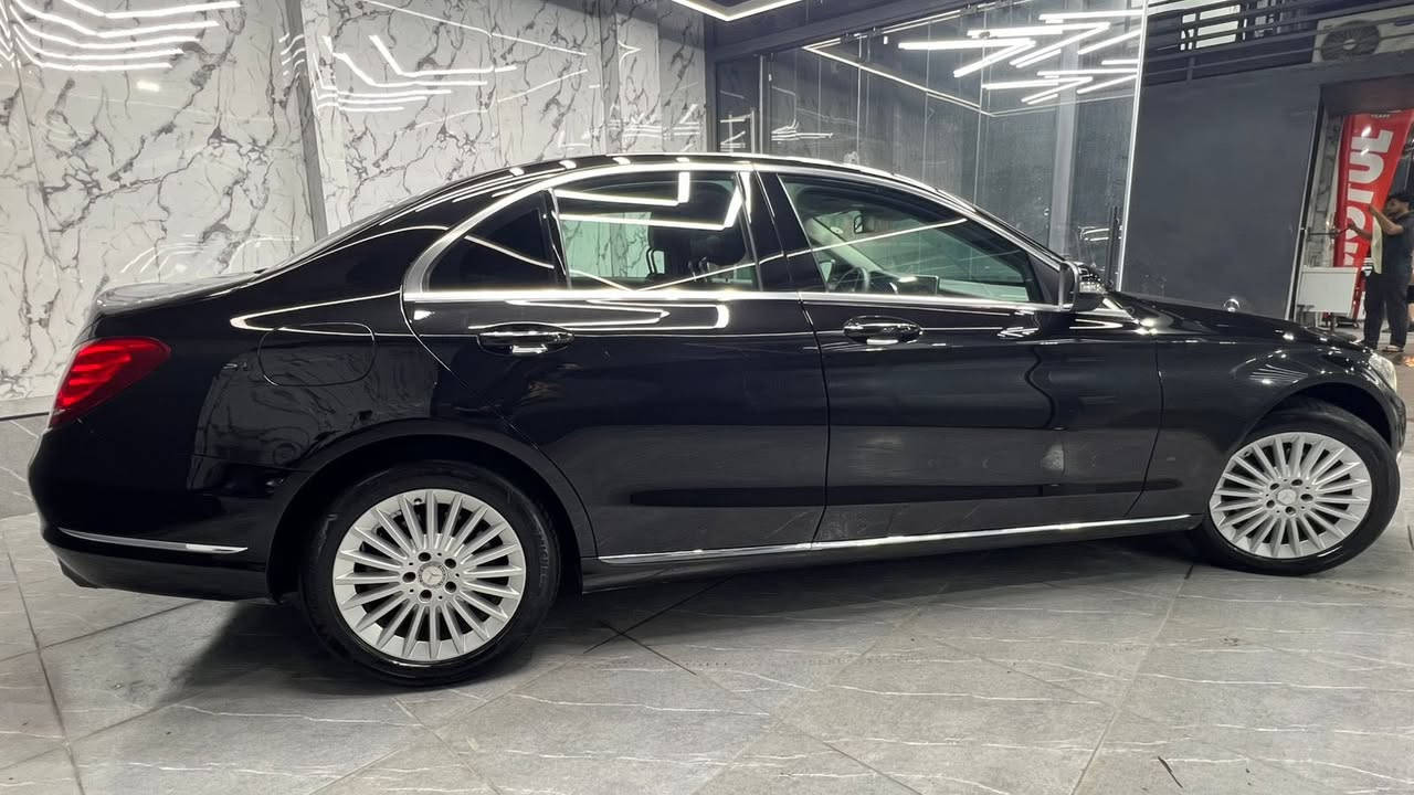 السلام عليكم…. للبيع اوم اوس حسب القناعه 
بس الي يدور جديد ونظيف وماكو هيج نظافه بموديلهه تقريبا الوحيده بالعراق بهيج نظافه 
مارسدس c_class بجم S موديل 2015 مكينه 4 سلندر على ايد وحده وارد الماني اصل كفاله عامه من كلشي بيهه فحص من اربيل فول مواصفات 1/1 رقم شبه مميز بأسمي السنويه بصمات عدد 2 
كشنات جلد ومخمل فتحه سياره كلش جديده بعدهه على وضع الزيرو ماشيه 105 حقيقي على الفحص كل صيانته بشركه مارسدس مكان السياره بغداد زيونه 
السعر/240$
للاستفسار/***********
