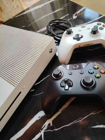 السلام عليكم
Xbox one S اصدار 2016 للبيع جهاز نضيف كلش ما مفتوح ولا داخل صيانه ويا جوستكات عدد 2 اصليات وكيبلHD واير تشغيل 
جهاز نضيف كلش مكان نجف حي ميسان *********** السعر 200 وبي مجال
