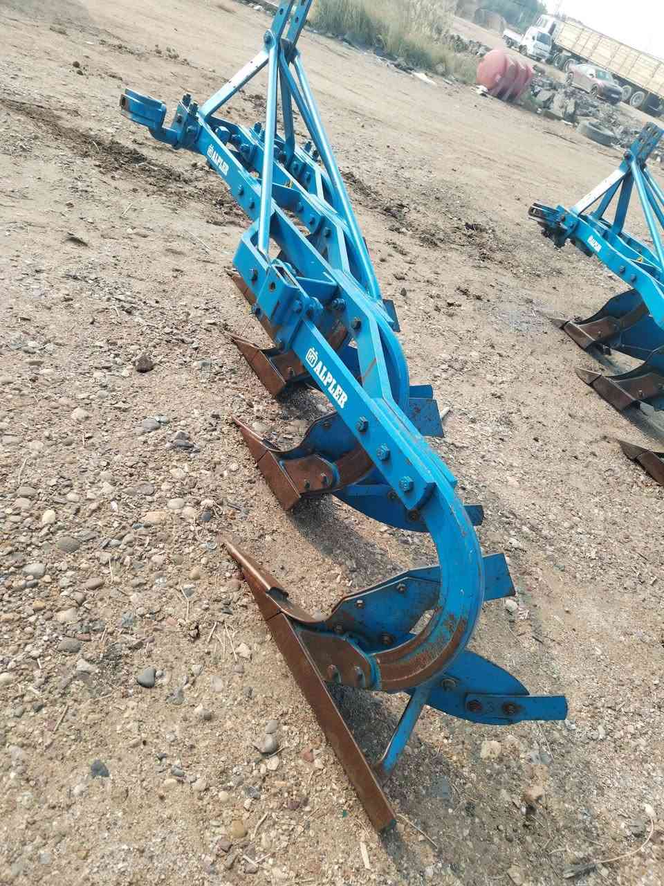 السلام عليكم 
للبيع فدان تركي البير حجم  ٨ رباعي 
العنوان واسط النعمانيه ***********
***********
