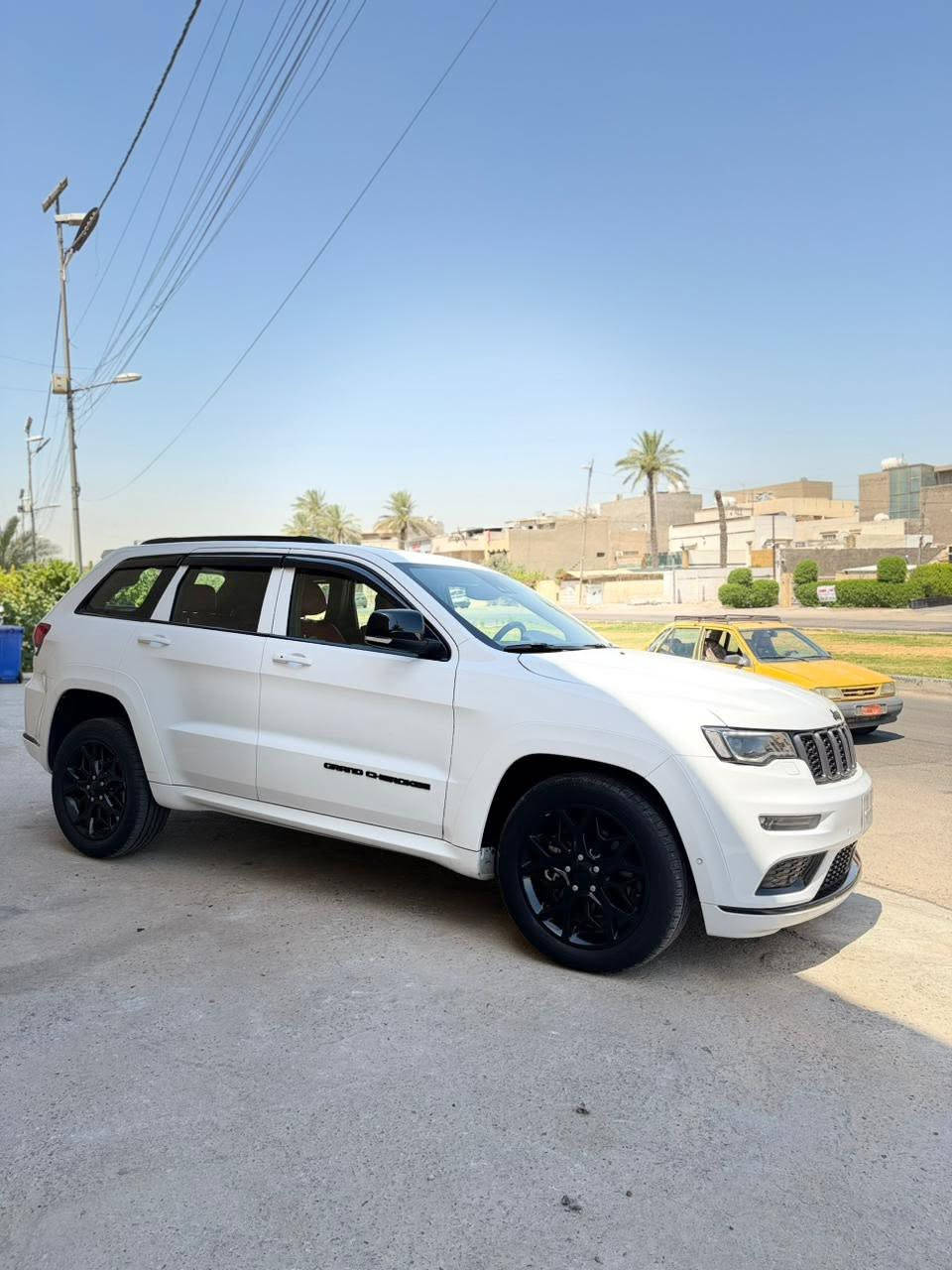 السلام عليكم       👈(287)👉وبيها مجال بلاش والله
من رخصة الأدمن المُحترم…
للبيع jeep جيب 2021 خليجية 
كفاله عامه من كل شي حتى الدعاميات 
كفاله مكينه 6 سلندر 
مواصفات السياره S فول 1/1
داخل احمر مميز 
رادار امامي رادار خلفي رادارات جانبيه
حساسات إماميه وخلفية وجانبيه
كشنات جلد حار وبارد 
كشنات كهرباء تحكم ستيرن جهتين 
تثبيت سرعة تحديد مسار شفتات 
بالستيرن بانوراما معروفة مواصفات
ال S جنطة كهرباء 

السعر :287$ وبيها مجال للشراي
لون السيارة ابيض رقم السيارة بغداد
موقع السيارة بغداد بأسمي تحويل
 ثاني يوم
رقم***********
