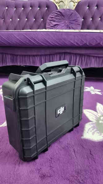 سلام عليكم 

للبيع درون DJI NEO 
نسخة الكومبو اوبن بوكس 

المواصفات الرئيسية:
الوزن: حوالي 135 جرامًا.
الكاميرا:
الدقة: 4K/30 إطارًا في الثانية.
مستشعر الصورة: 1/2 بوصة.
مجال الرؤية (FOV): 117.6 درجة.
ميزات: تتبع ذكي بالذكاء الاصطناعي ولقطات سريعة (QuickShots).
ميزات الطيران:
الإقلاع والهبوط: يمكن الإقلاع والهبوط من راحة اليد.
مستشعر الرؤية: سفلي للمساعدة في التمركز الدقيق.
الحماية: واقي مراوح مدمج.
الأداء:
أقصى مدة طيران: حوالي 18 دقيقة.
التخزين الداخلي: 22 جيجابايت
التحكم:
يمكن التحكم بها يدويًا أو من خلال
الارتفاع يصل حتى 120 متر 
ومسافة 4كيلو متر 
 أنماط طيران ذكية.
تدعم الربط مع أجهزة تحكم خارجية (مثل RC-N3) أو ملحقات أخرى مثل DJI Goggles 3 لتمكين تجربة تحكم غامرة. 

السعر 550

بغداد / الدورة

للتواصل ***********
